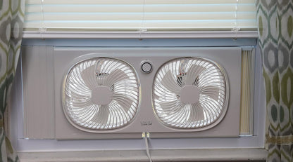 Comfort Zone Living Comfort Ventilador de ventana doble de 9 pulgadas con 2 velocidades y cabezales giratorios individualmente de 180°, visualización extraíble para insectos, ideal para el hogar