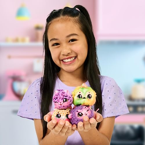 Cookeez Makery - Yum Yumz, 2 Peluches Sorpresa, Cono de Helado, Ninas 4+ | Peluches con aroma dulce, mecanismo de giro para revelar sorpresa, incluye stickers