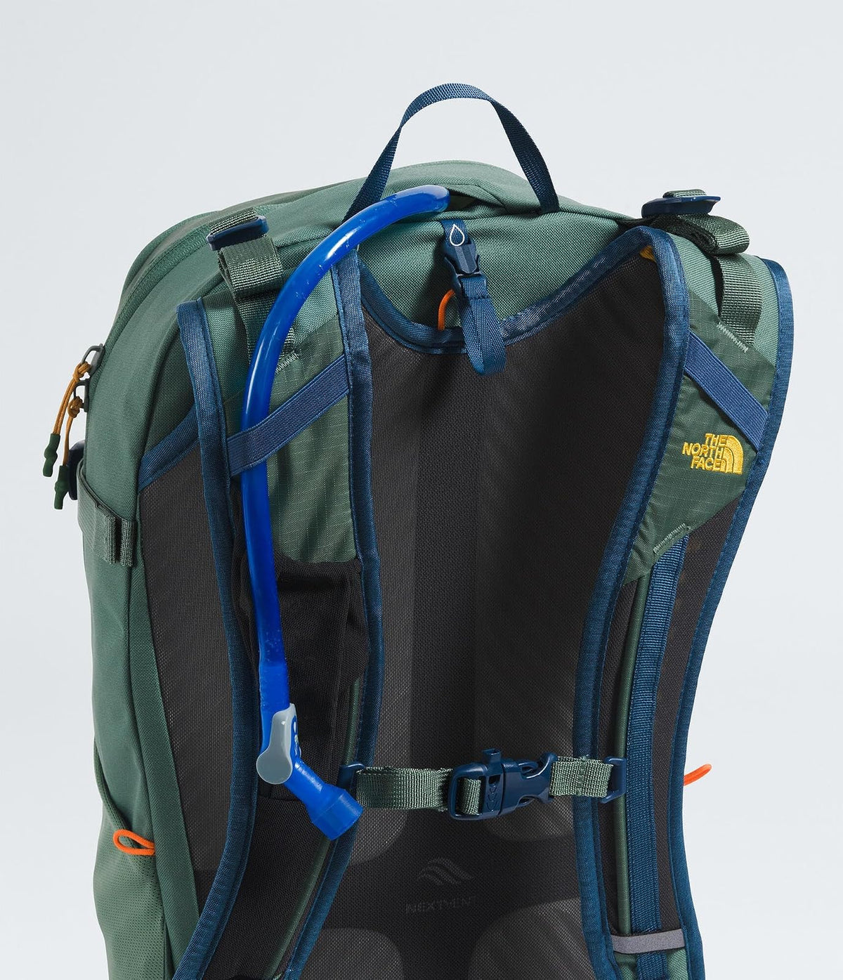 THE NORTH FACE - Mochila de 24 litros con cubierta para lluvia, sin PFAS