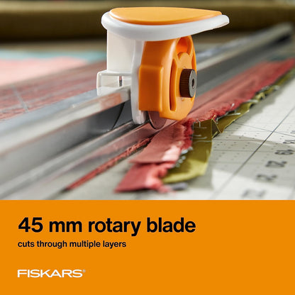 Fiskars 15,2 x 61 cm Rotary Cutter y regla Combo (195130 – 1001) | Hoja giratoria de acero de alta calidad de 45 mm, corta varias capas de tela, mango ergonómico, rejilla de medición integrada