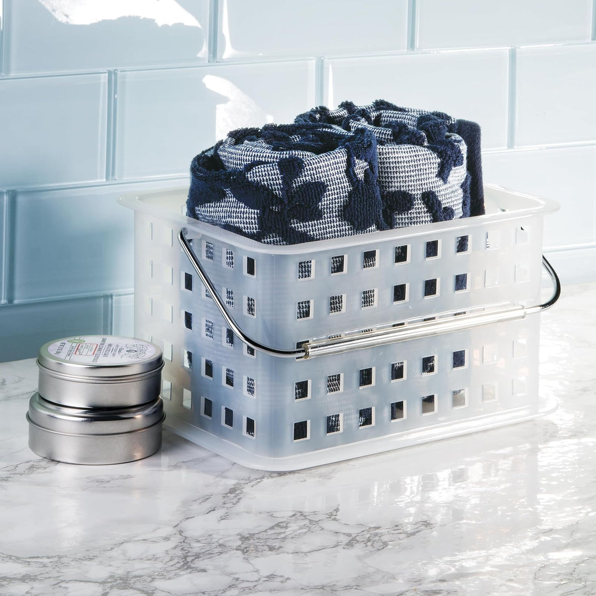 InterDesign Canasta de SPA, Pequeño, Frost (Blanco) | Con asa, portátil, para recámara o baño