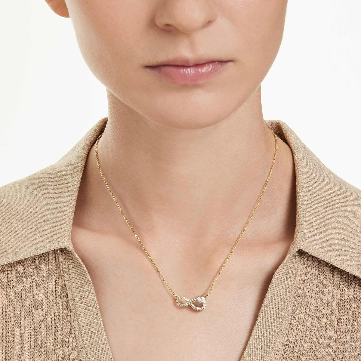 Collar Swarovski Hyperbola, corte corazón, pavé, infinito, blanco, baño en tono oro