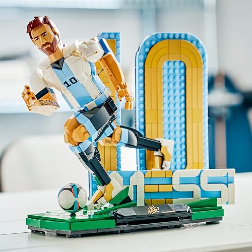 Lego Editions Lionel Messi: Leyenda del Futbol – Set de Construcción – Decoración Coleccionable Inspirada en el Futbol – Set de Exhibición – Regalo para Niños y Niñas – 43015