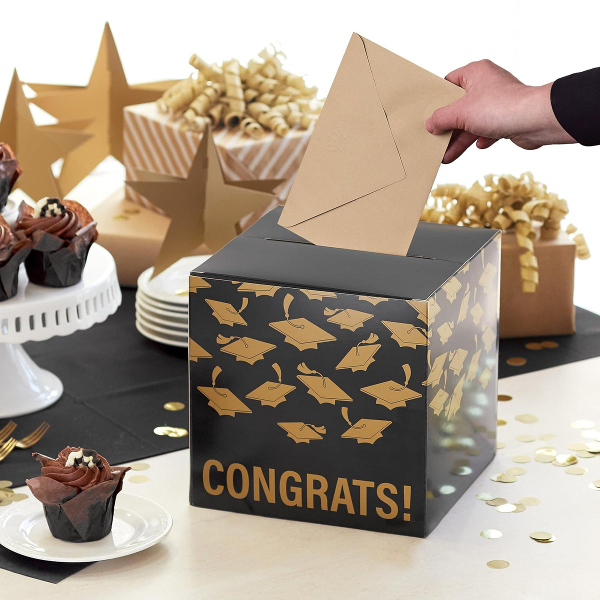 Hallmark - Caja para tarjetas de graduación de 8 pulgadas (oro y negro, felicidades!) Caja de cartón plegable para fiestas de posgrado y casas abiertas