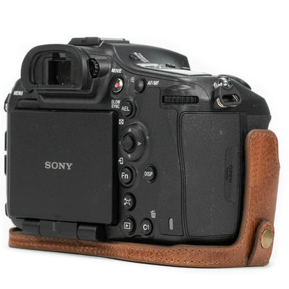 MegaGear MG1084 Estuche Ever Ready, Media Funda, Estuche de Base, Funda de Cuero, de Pronto Uso, con Correa Compatible con Sony Alpha A99 II - Marron Oscuro