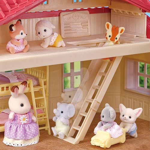 Calico Critters - Juego de Regalo para casa de Campo, Juego de casa de muñecas con Cifras, Muebles y Accesorios