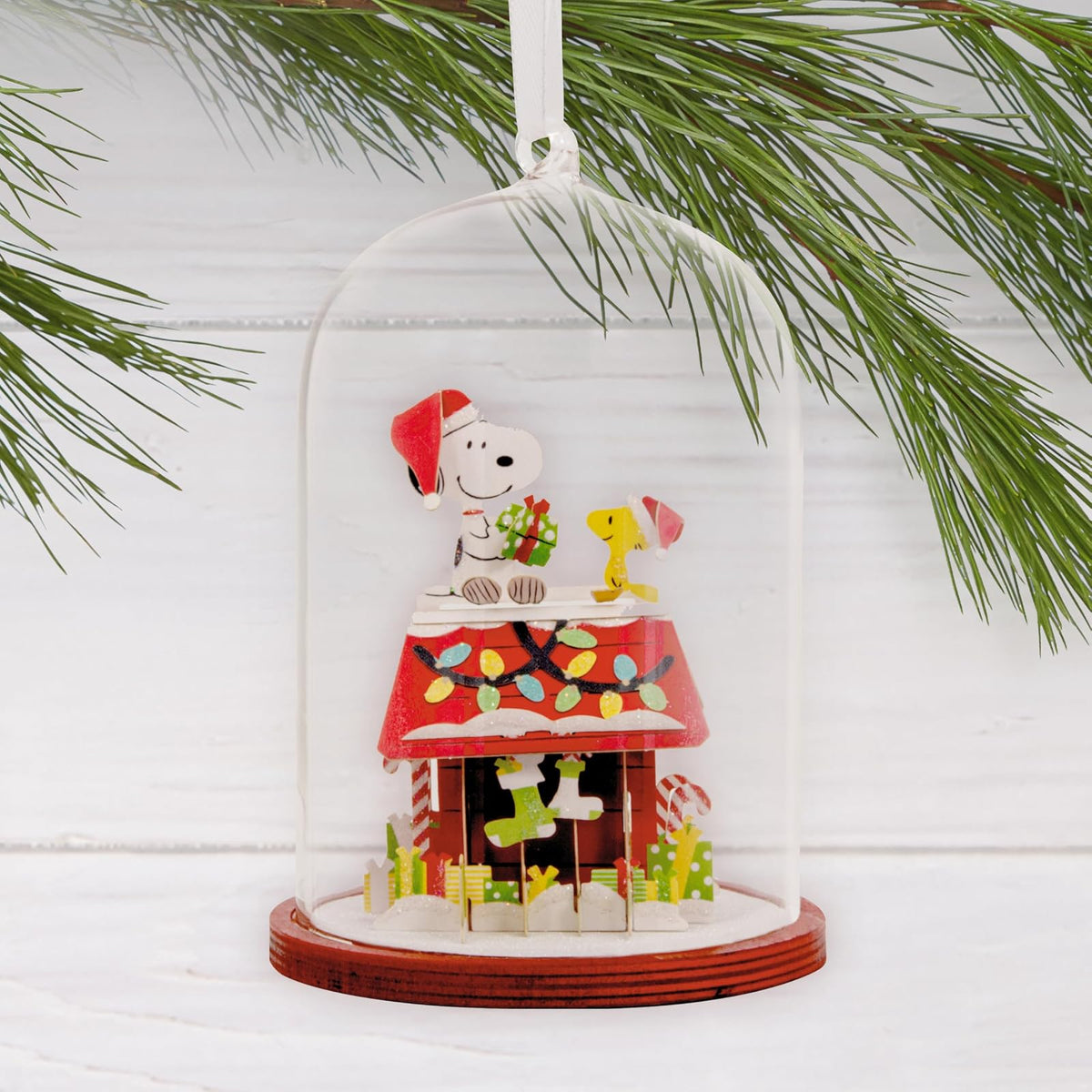 Hallmark Peanuts Snoopy's Doghouse Cloche - Adorno de Navidad, Vidrio y Papel, Regalos para fanáticos de los Cacahuetes