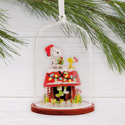 Hallmark Peanuts Snoopy's Doghouse Cloche - Adorno de Navidad, Vidrio y Papel, Regalos para fanáticos de los Cacahuetes