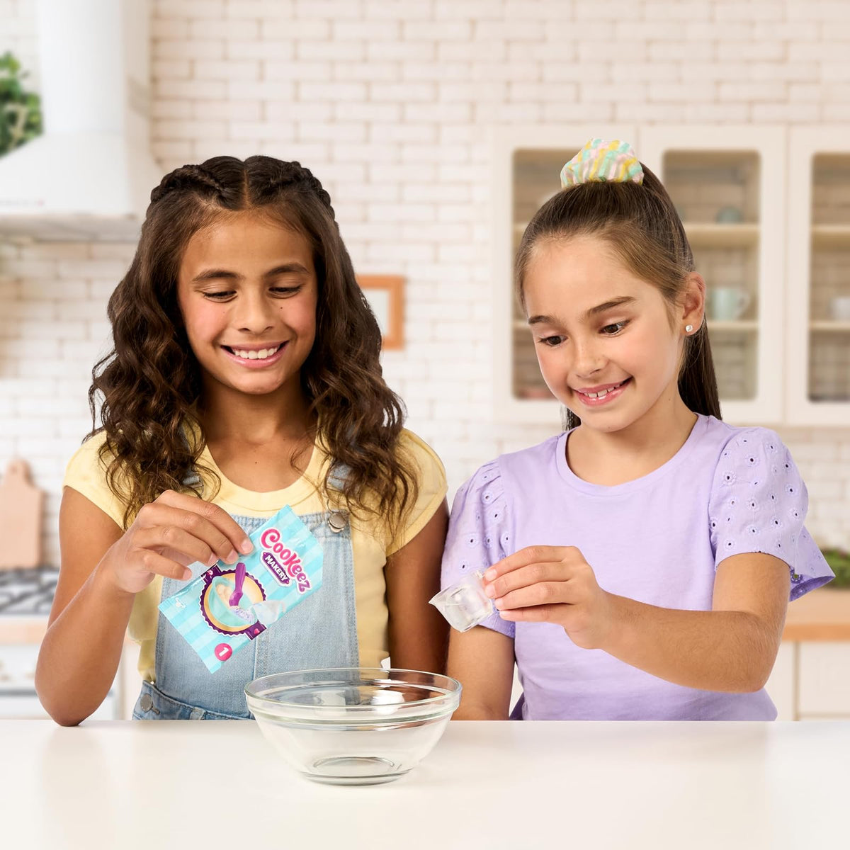 Cookeez Makery - Pastel Helado Peluche Interactivo Sorpresa - Set para Crear Mascota de Felpa perfumada con refrigerador, Accesorios y Experiencia mágica para niños