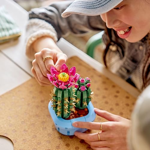 LEGO Cactus en Flor – Planta de Interior Decorativa – Set de Construcción para Mayores de 9 Años – Idea de Regalo para Niñas y Niños – Cactus en Maceta – 11509