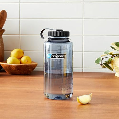 Nalgene - Botella de agua Tritan a prueba de fugas, sin BPA, boca ancha de 32 onzas, fabricada en los Estados Unidos para uso al aire última intervensión e hidratación diaria (gris con tapa negra)