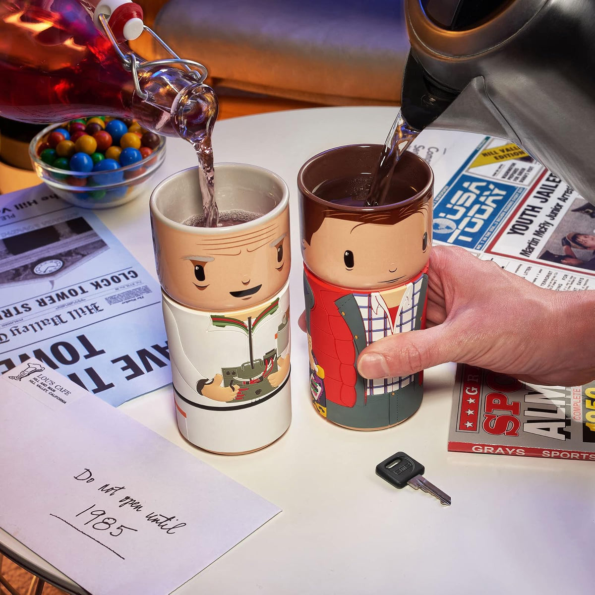 CosCups by Numskull Back to The Future Doc - Taza de cerámica café con funda de goma de 400 ml, producto oficial de regreso al futuro