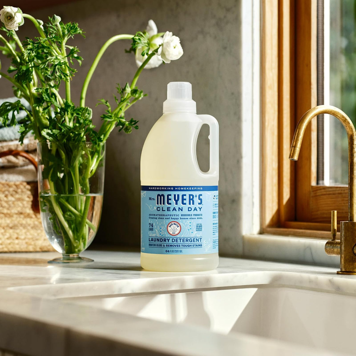 Mrs. Meyer’s Detergente Líquido para Ropa Rain Water 1.8 L, Fórmula de origen vegetal, Aroma refrescante y ligero, Rinde hasta 128 cargas, Sin parabenos ni crueldad animal.