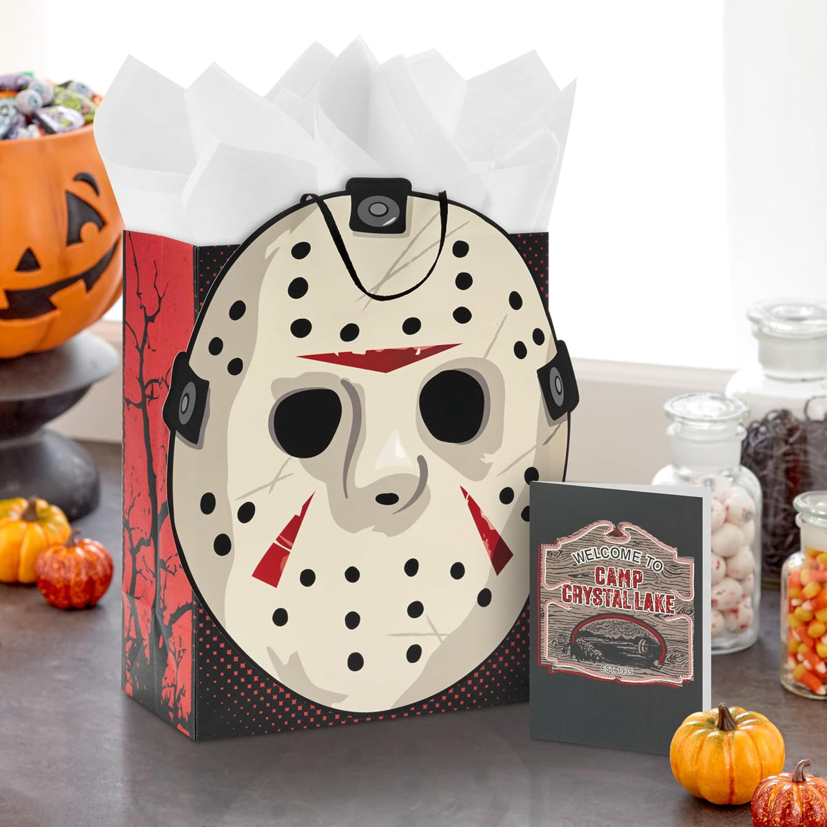 Hallmark - Bolsa de regalo de Halloween Friday the 13th con papel de seda y tarjeta de felicitación (máscara Jason, al campamento Crystal Lake)