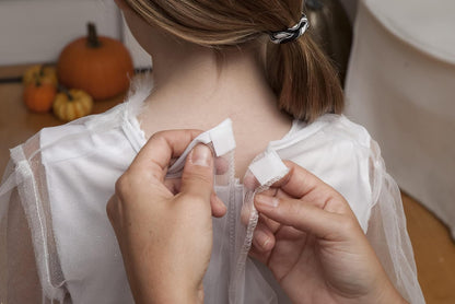 Cinta adhesiva de tela VELCRO, rollo a granel de 10 pies con calcomanía, tiras cortadas a la longitud, unión permanente a la ropa para dobladillo, reemplaza cremalleras y broches, color blanco