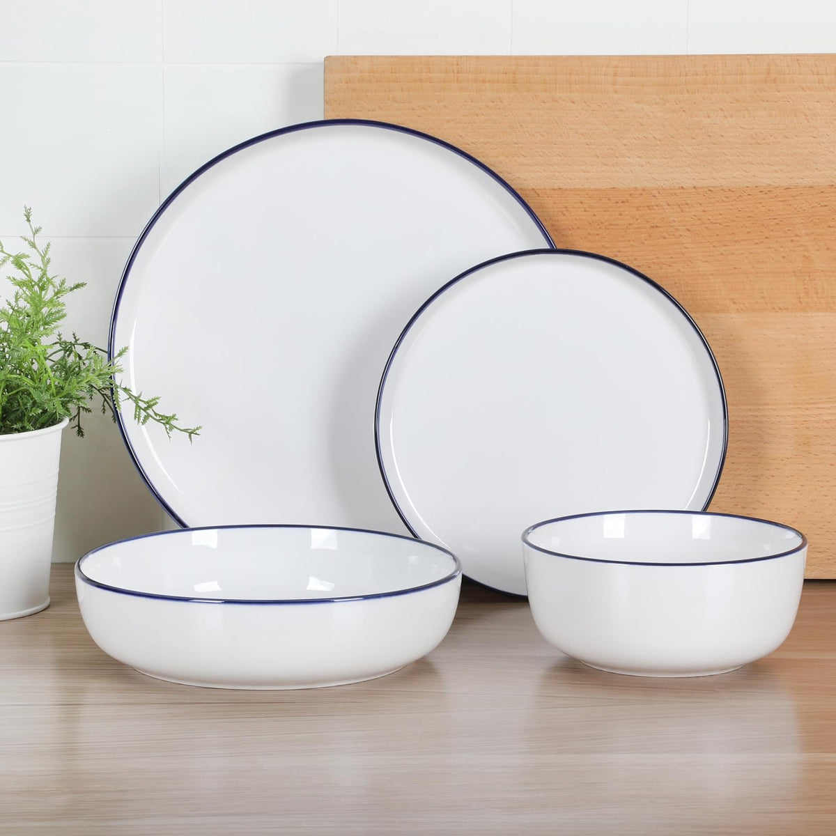 Gibson Home Oslo - Juego de vajilla de porcelana de cerámica resistente a los arañazos y astillas, apto para microondas y lavaplatos, platos y cuencos, color blanco con borde azul