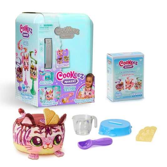 Cookeez Makery - Pastel Helado Peluche Interactivo Sorpresa - Set para Crear Mascota de Felpa perfumada con refrigerador, Accesorios y Experiencia mágica para niños