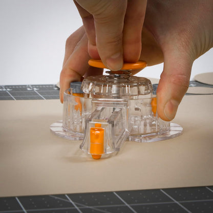 Fiskars - Cortador Circular con 3 Cuchillas de Repuesto, 1 a 8 Cortes de Longitud, Cortador de Papel para Artes y Manualidades, Transparente/Naranja