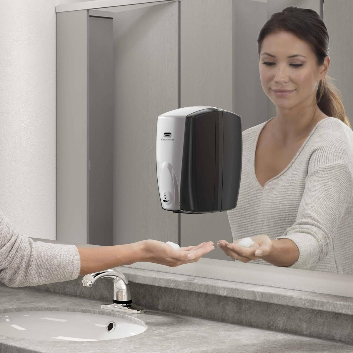 Rubbermaid Commercial Products - Dispensador de jabón y desinfectante para Manos AutoFoam Color Negro Perla sin Contacto para Montaje en Pared Funciona con Pilas para baños en oficinas/hoteles