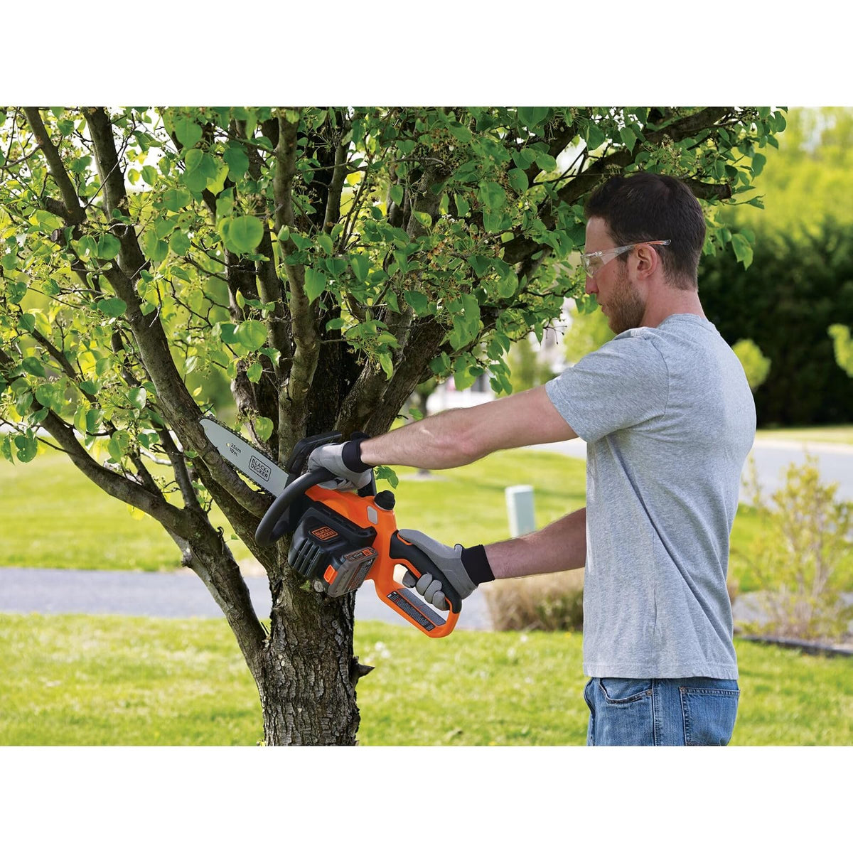 BLACK+DECKER - Motosierra eléctrica de 20 V MAX, motosierra inalámbrica de 10 pulgadas con batería y cargador incluidos, engrasador automático, sierras de cadena de baja potencia (LCS1020)