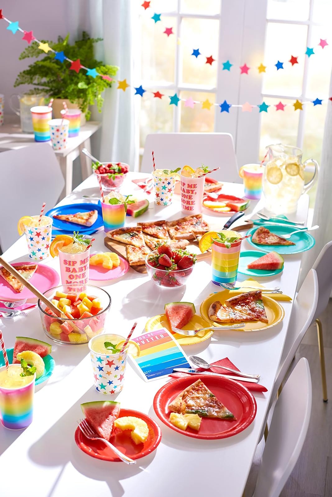 American Greetings Suministros de fiesta arcoíris para cumpleaños, Pascua, día de la madre, día del padre, graduación y todas las ocasiones, platos de papel multicolor (50 unidades)
