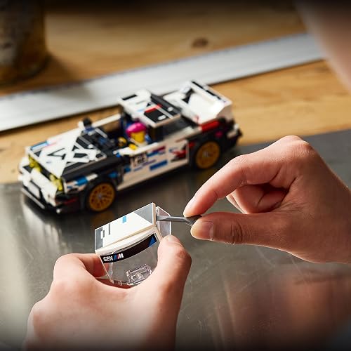 LEGO Speed Champions BMW M3 (E30) – Kit de Construcción para Niños y Niñas a Partir de 9 Años – Auto BMW de Juguete con Minifigura de Piloto – Réplica de Vehículo – 77263