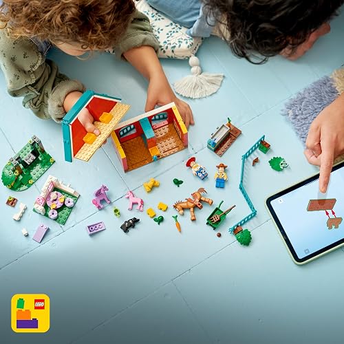 LEGO | Disney y Pixar Toy Story 5 Rancho Ecuestre de Blaze – Set de Construcción de Juguetes – Juego con Caballeriza Construible, Woody y Jessie para Niñas y Niños – 43304
