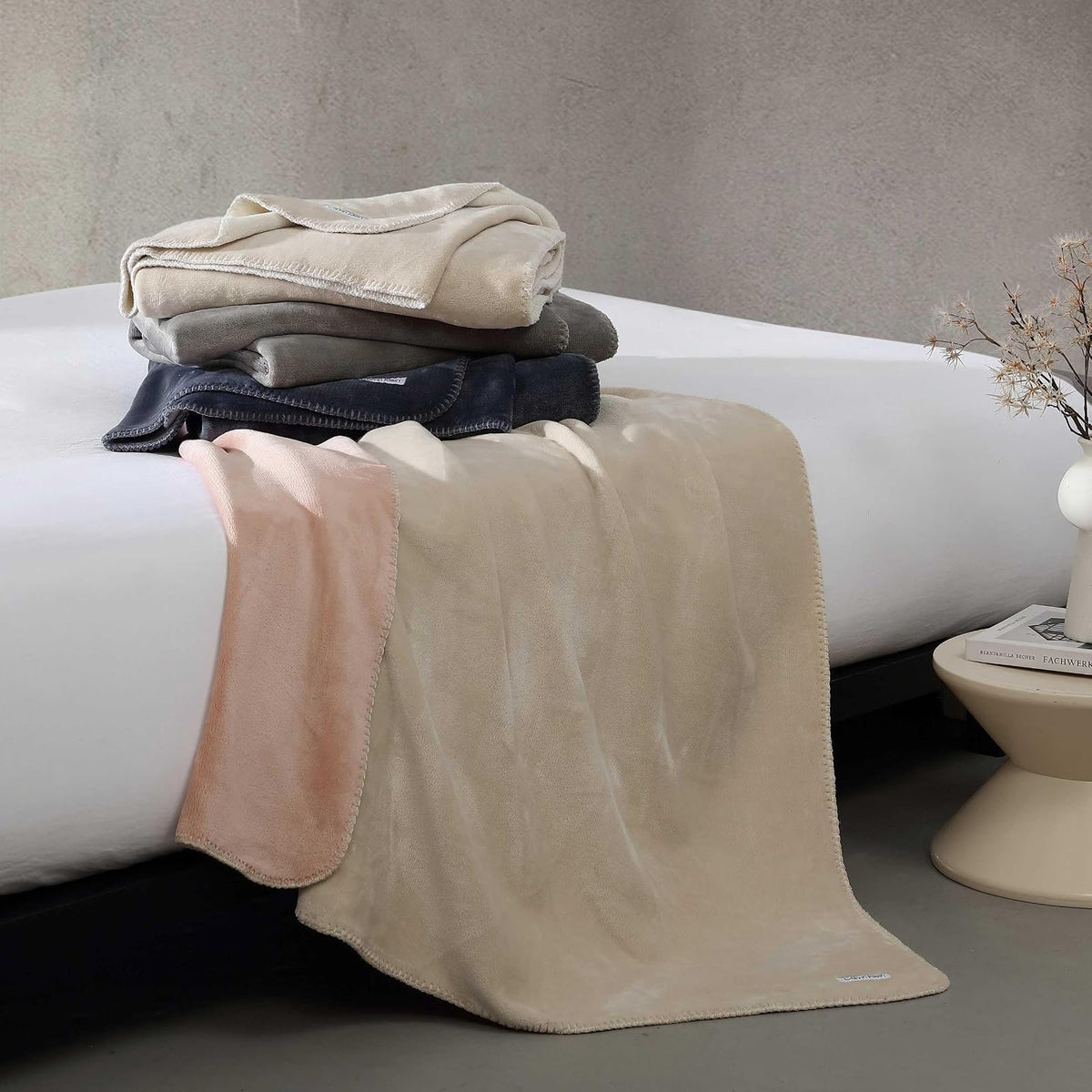 Calvin Klein - Manta Reversible de Felpa de Alta Calidad con Detalles de Punto de azotea, práctica Ropa de Cama de Lujo (Moderno Reversible Gris sólido, 50 x 70)