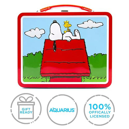 AQUARIUS Peanuts Snoopy Red Dog House Fun Box - Caja de almacenamiento de lata resistente con mango de plástico y cubierta frontal en relieve, producto oficial de Peanuts y regalo coleccionable