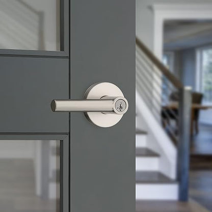 Kwikset Milan - Manija de puerta de entrada con cerradura y llave, palanca reversible con llave segura, para exterior, cerradura de puerta, para entrada frontal y dormitorios, níquel satinado,