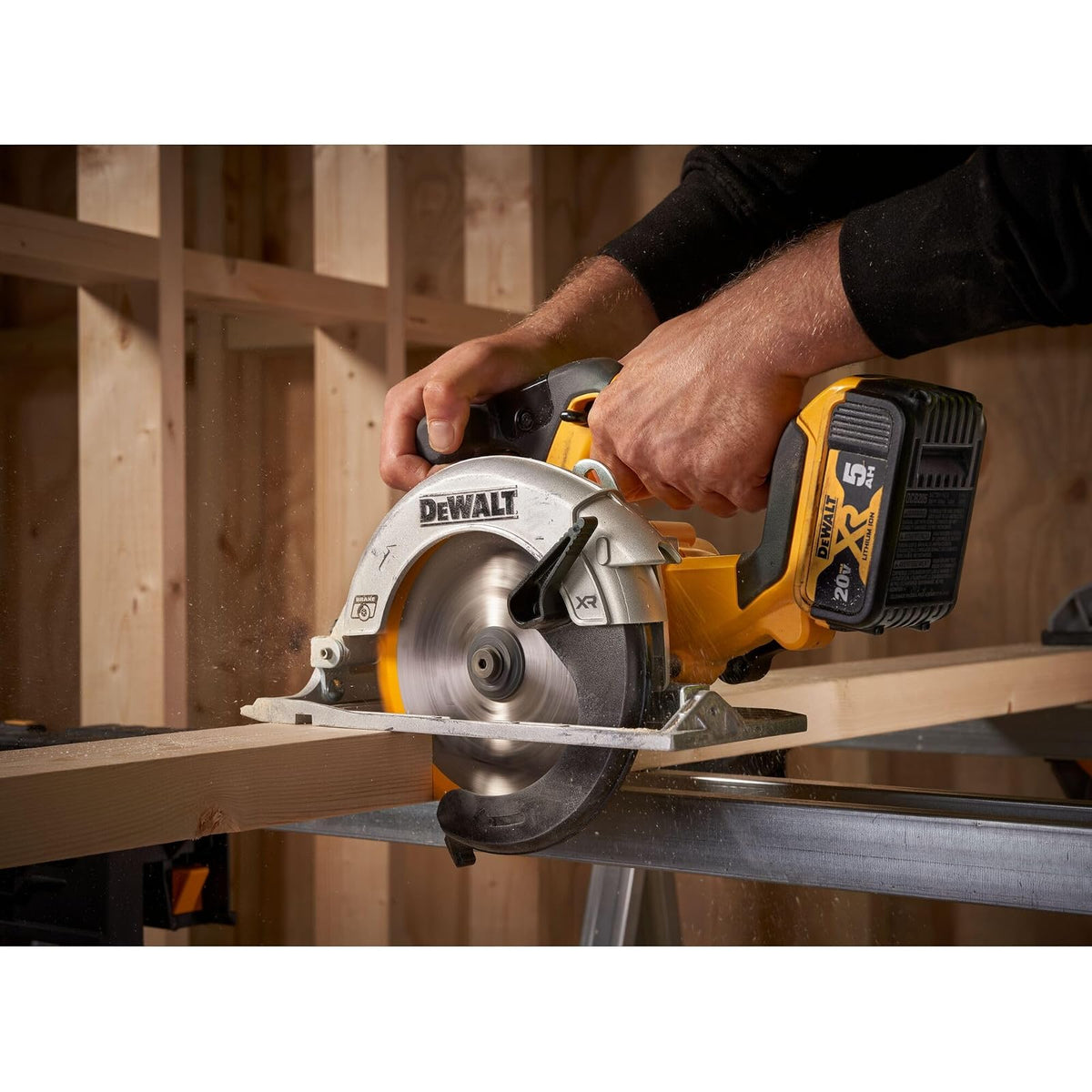 DEWALT 20V Max* 6-1/2 In. Sierra Circular Inalámbrica Sin Escobillas, Solo Herramienta (Dcs565B)