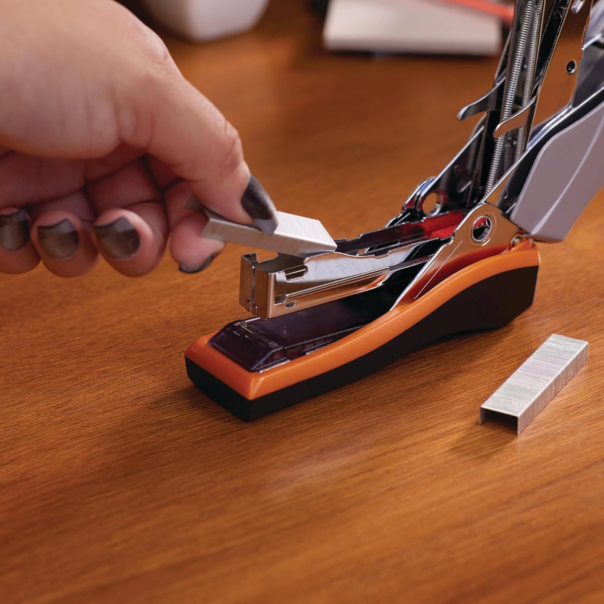 Grapadora Swingline, capacidad de 40 hojas, Optima 40, sin atascos, esfuerzo reducido, compacto, agarre suave, metal, naranja, plata y negro (87842)