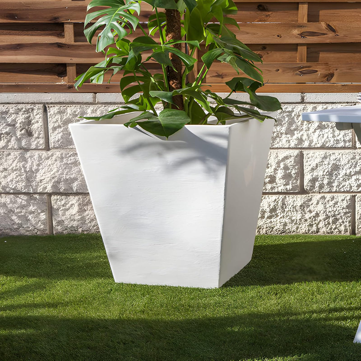newgarden Maceta de Polietileno Trapezoidal Acabado Rustico Uso Interior y Exterior Modelo CAMOMILA 45 Blanco