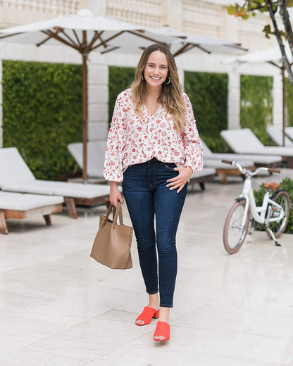The Drop Top Para Mujer Con Estampado Floral Marfil, Cuello En V y Mangas Estilo Globo por @graceatwood