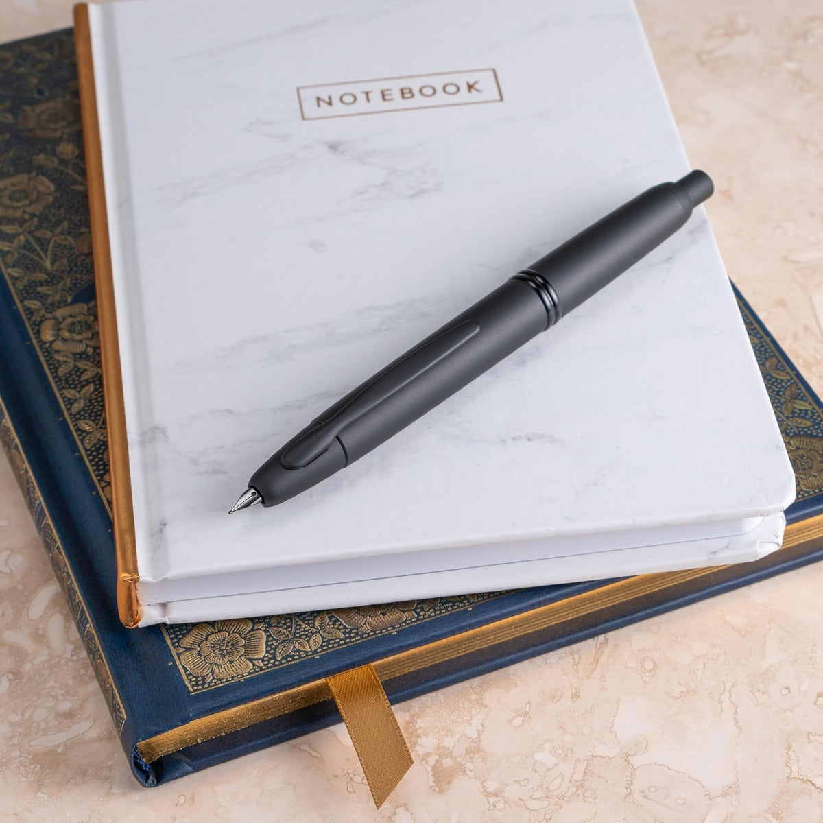 Pilot Vanishing Point, Pluma Fuente Retráctil Negra Mate, Tinta Líquida Azul, Mediano, Estuche 1 Pieza (60581)