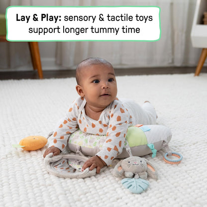 Ingenuity Cojín para el Juego Boca Abajo Cozy Prop Sylvi, Multisensorial, 4 Juguetes Desmontables, a Partir de Recién Nacidos - Conejito de Peluche