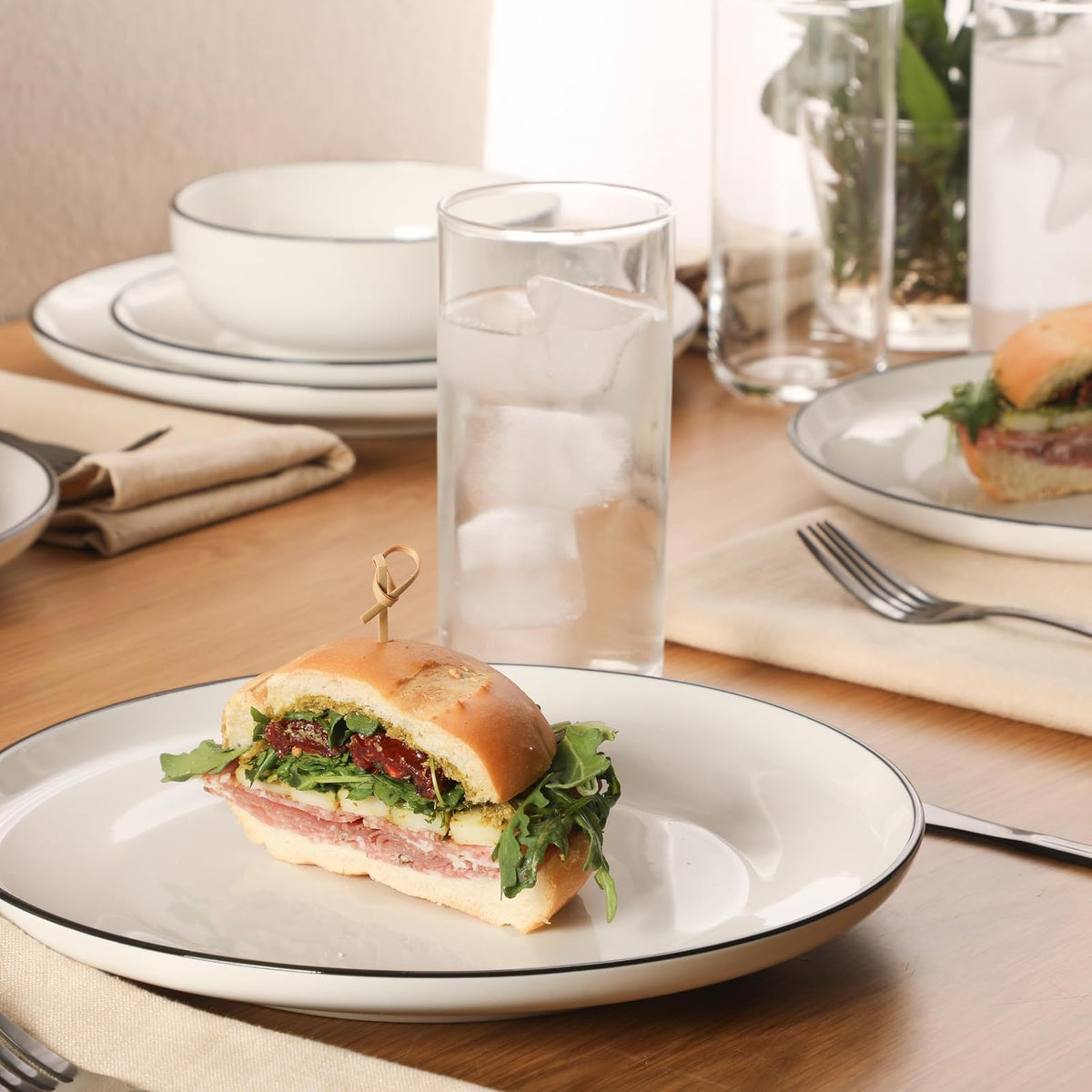 Gibson Home Havenstone - Juego de vajilla de porcelana de 12 piezas, platos de cena, platos de ensalada y cuencos, clásico blanco con borde negro, apto para el hogar, cocina, microondas y lavaplatos