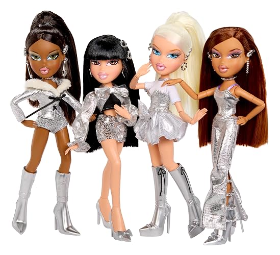 Bratz, Charmz Jade, Muñeca de Moda, con Icónico Look Metalizado, Incluye Charm para Pulsera con Forma de Labial