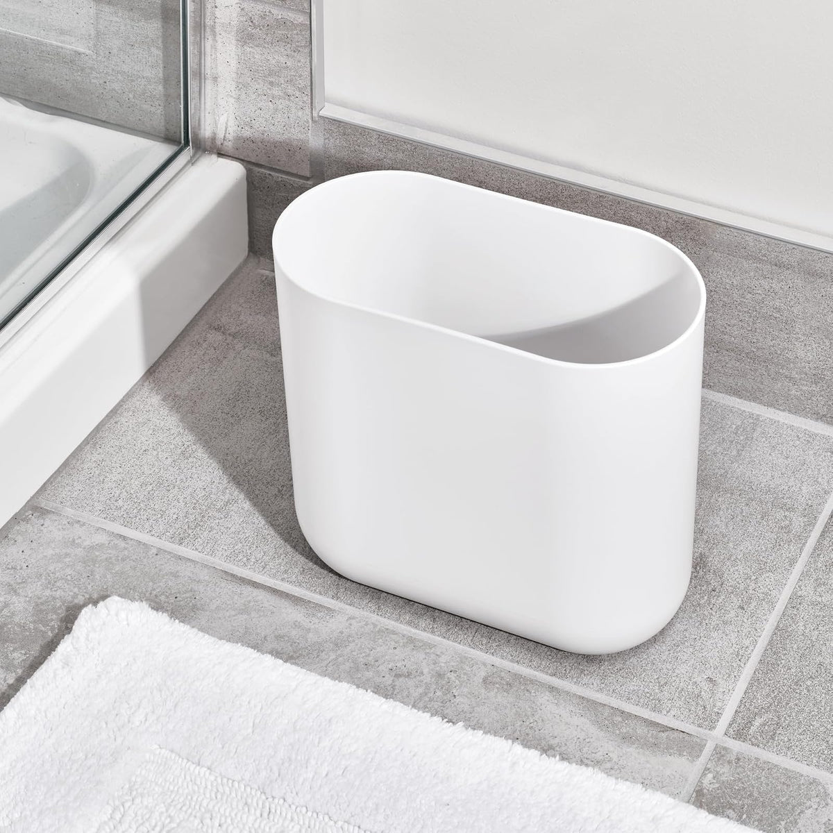 iDesign - Juego de 2 botes de plástico ovalados pequeños para baño, recámara u oficina, color blanco