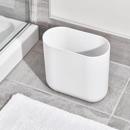 iDesign - Juego de 2 botes de plástico ovalados pequeños para baño, recámara u oficina, color blanco