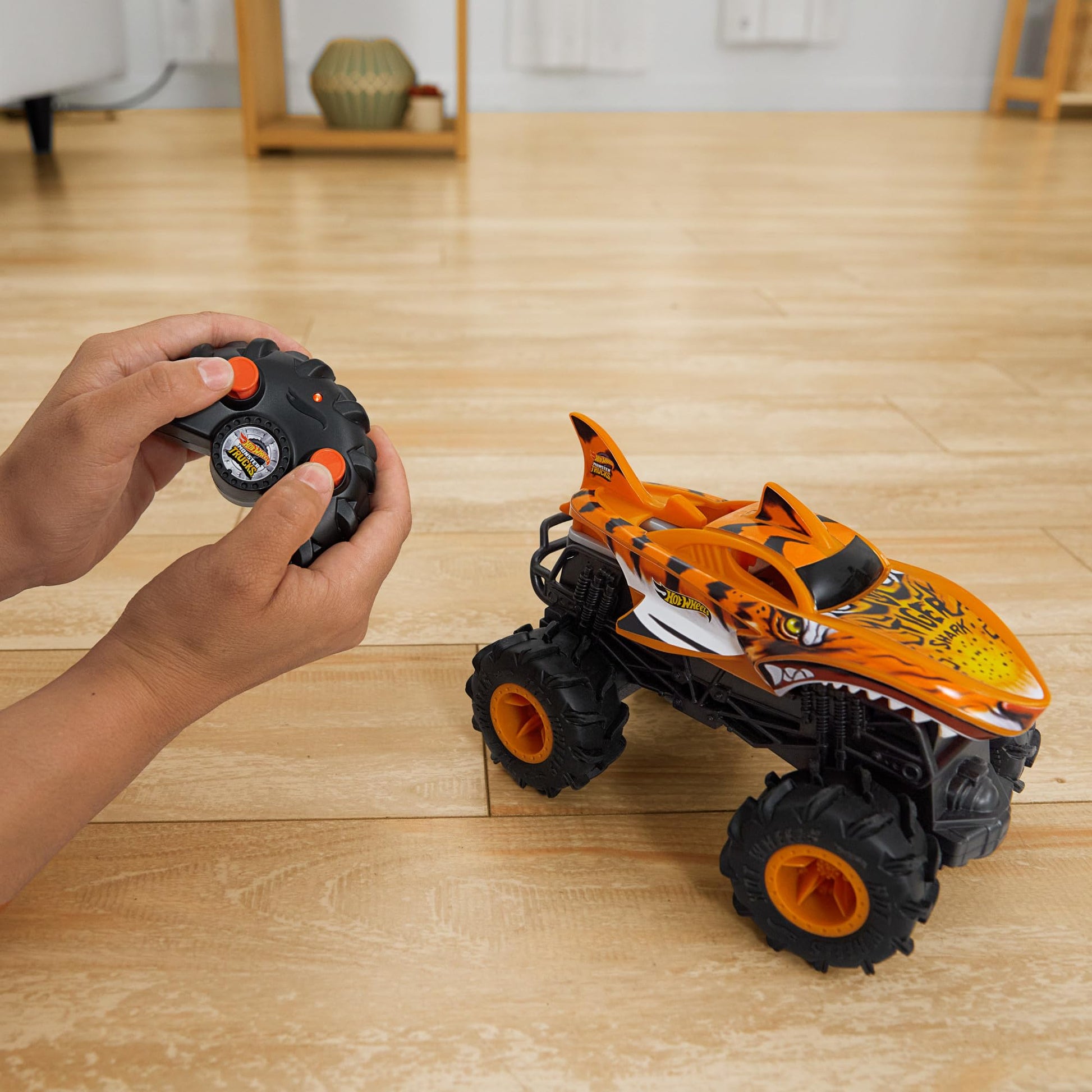 Hot Wheels Vehículo a Control Remoto Monster Trucks Tiger Shark Escala 1:24 para niños de 4 años en adelante