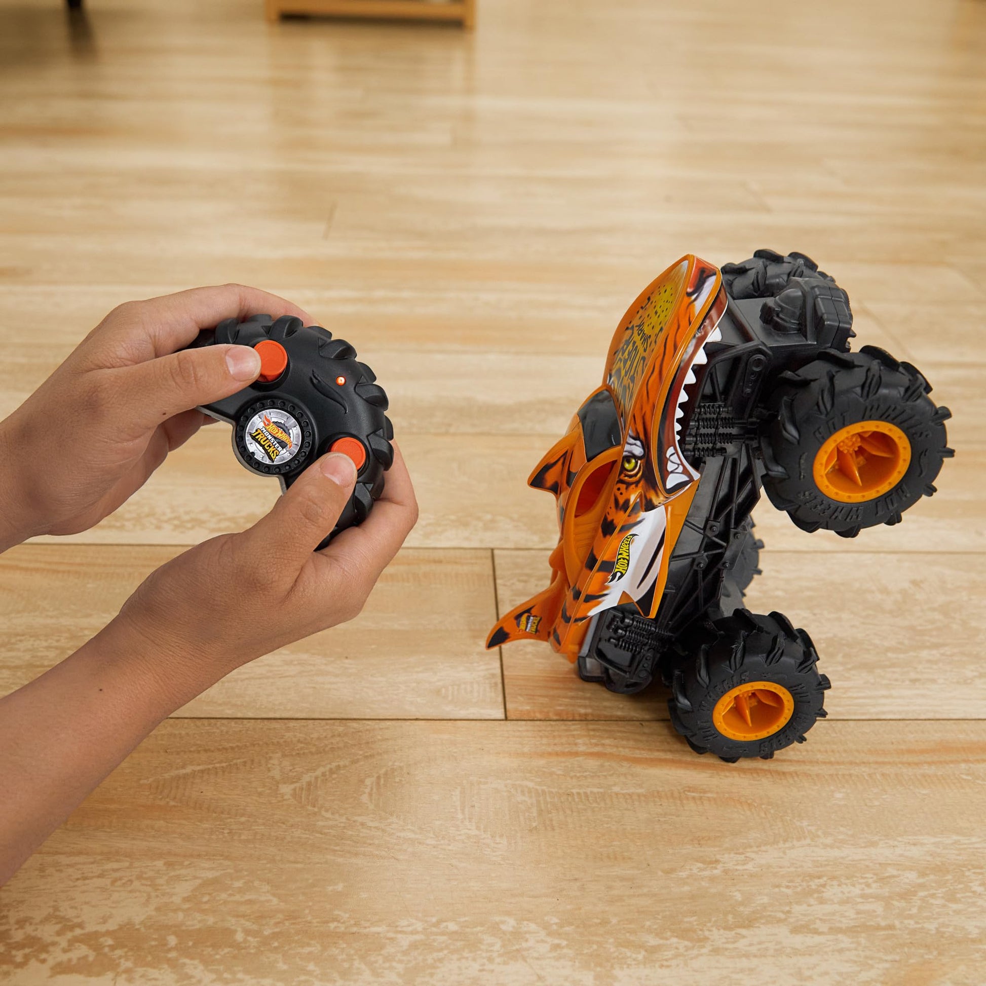 Hot Wheels Vehículo a Control Remoto Monster Trucks Tiger Shark Escala 1:24 para niños de 4 años en adelante