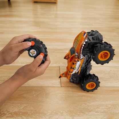 Hot Wheels Vehículo a Control Remoto Monster Trucks Tiger Shark Escala 1:24 para niños de 4 años en adelante