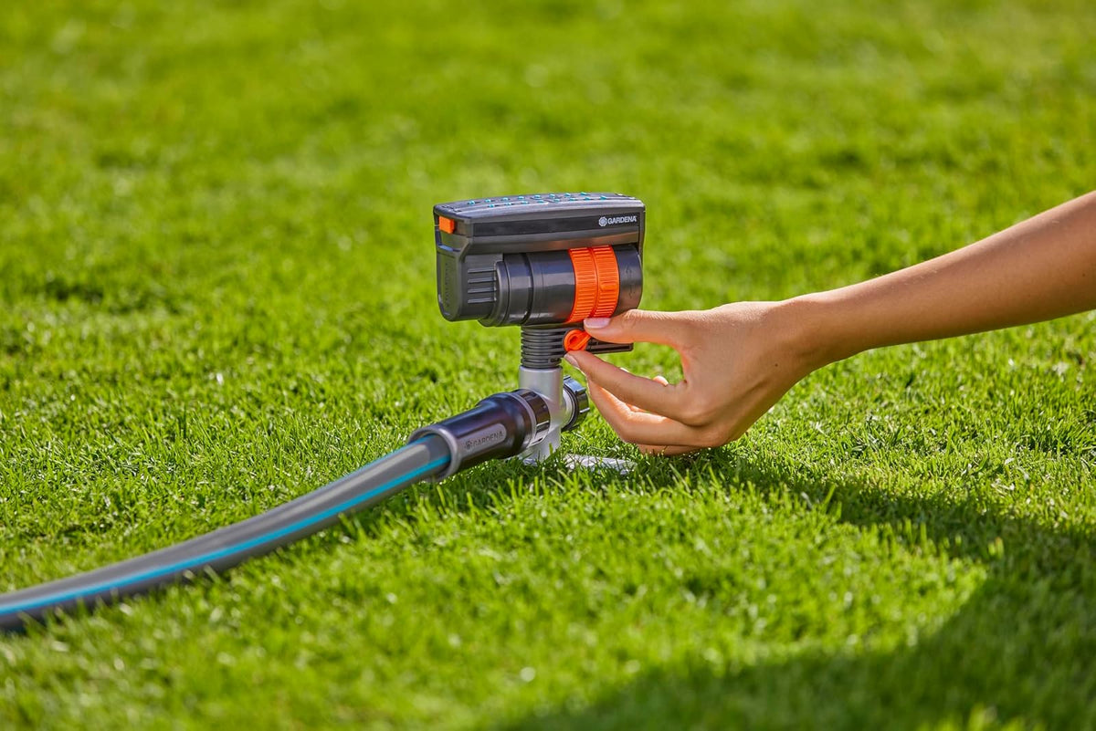 GARDENA 20575 | Hasta 2300 pies cuadrados - ZoomMaxx Aspersor oscilante ajustable en el escalón de metal para riego de césped de gran área con roscas de manguera de EE. UU., patio y jardín. Gardena