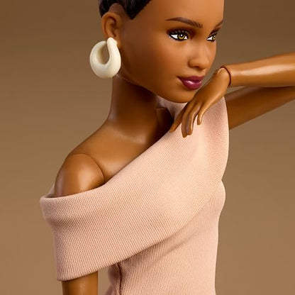 Barbie Basics Modelo 08 - Muñeca de Moda Coleccionable con Pelo Moreno, Vestido marrón con Escote y Sandalias, Ajuste Universal y Cuerpo Hecho a Mano, Regalo Ideal para el día de la Madre, JJX27