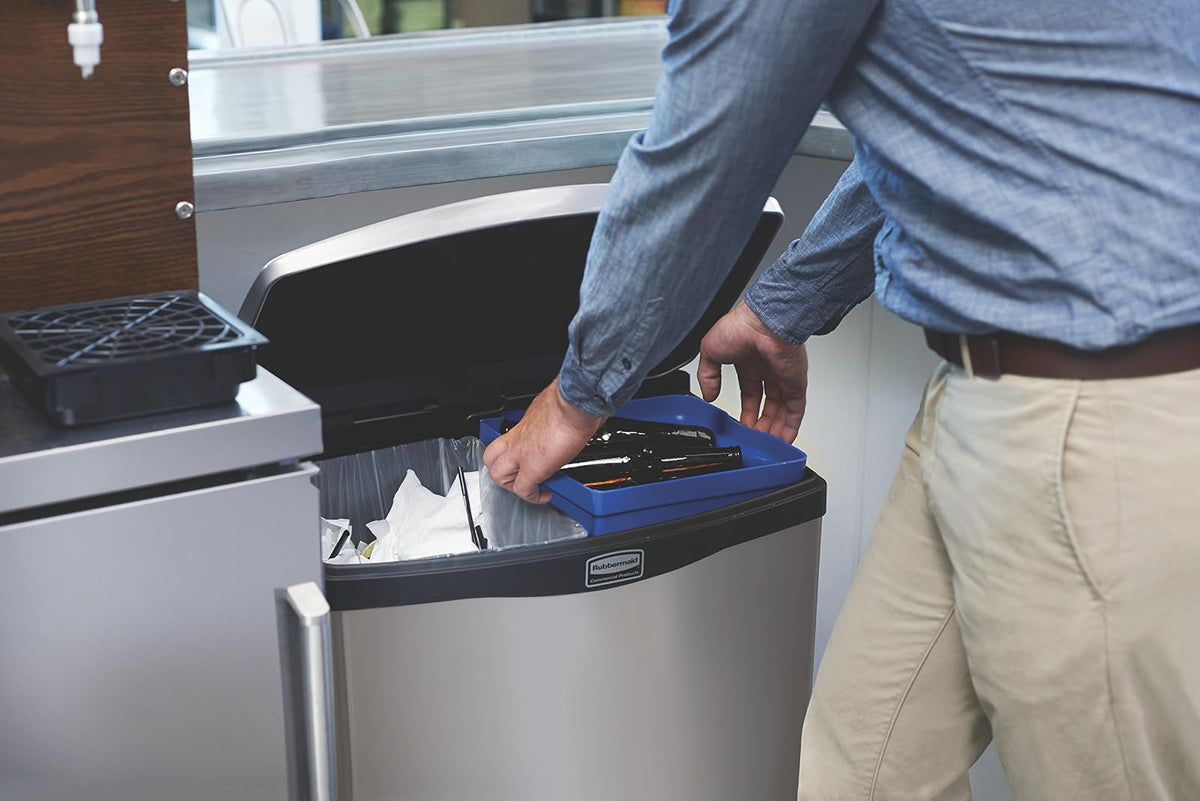 Rubbermaid Commercial Slim Jim Papelera frontal de pie, de acero inoxidable, Forro para basurero, blanco/blanco (White Trim), 13 Gallon