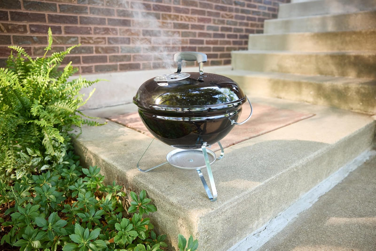Weber Smokey Joe 14" Asador de carbón – Parrilla de carbón portátil compacta con cerradura de tapa Tuck‑N‑Carry® y acabado duradero de porcelana esmaltada para cocinar al aire libre