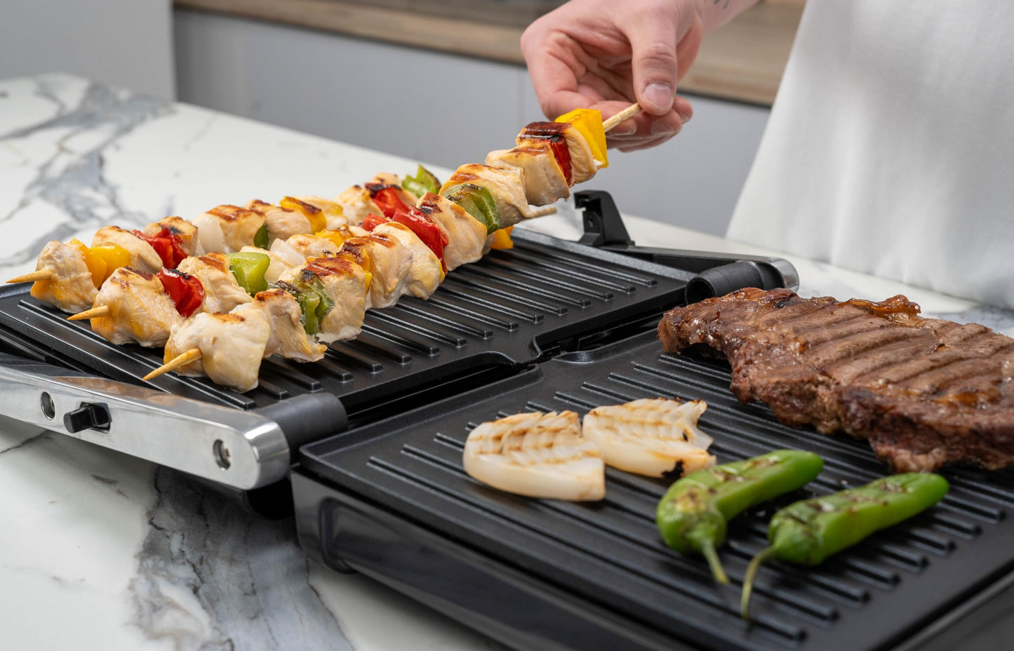 Hukën x MasterChef | Parrilla Eléctrica Multifuncional XL GRILL PRO | Apertura 180° | Perilla de Temperatura | Parrillas Antiadherentes | Bandeja de Goteo | Diseño Acero Inoxidable