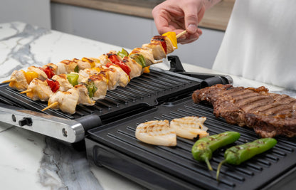 Hukën x MasterChef | Parrilla Eléctrica Multifuncional XL GRILL PRO | Apertura 180° | Perilla de Temperatura | Parrillas Antiadherentes | Bandeja de Goteo | Diseño Acero Inoxidable