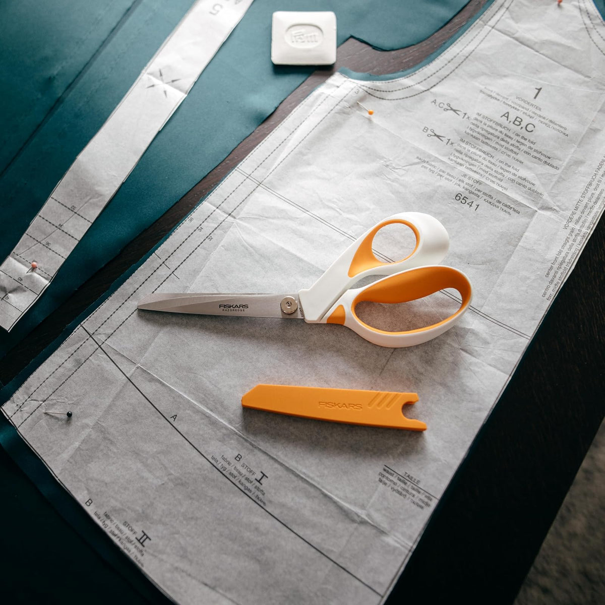 Fiskars RazorEdge - Tijeras de tela resistentes de 9 pulgadas con mango ergonómico SoftGrip, cuchillas de acero inoxidable de grado superior